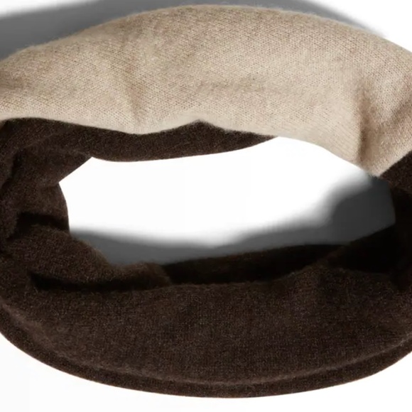 Neiman Marcus Cashmere Collection Twisted Snood Infinity Scarf Gray Cream - Picture 2 of 6